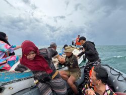 KRI Hiu 634 Selamatkan 9 Nelayan ditengah Amuk Gelombang Selat Makassar