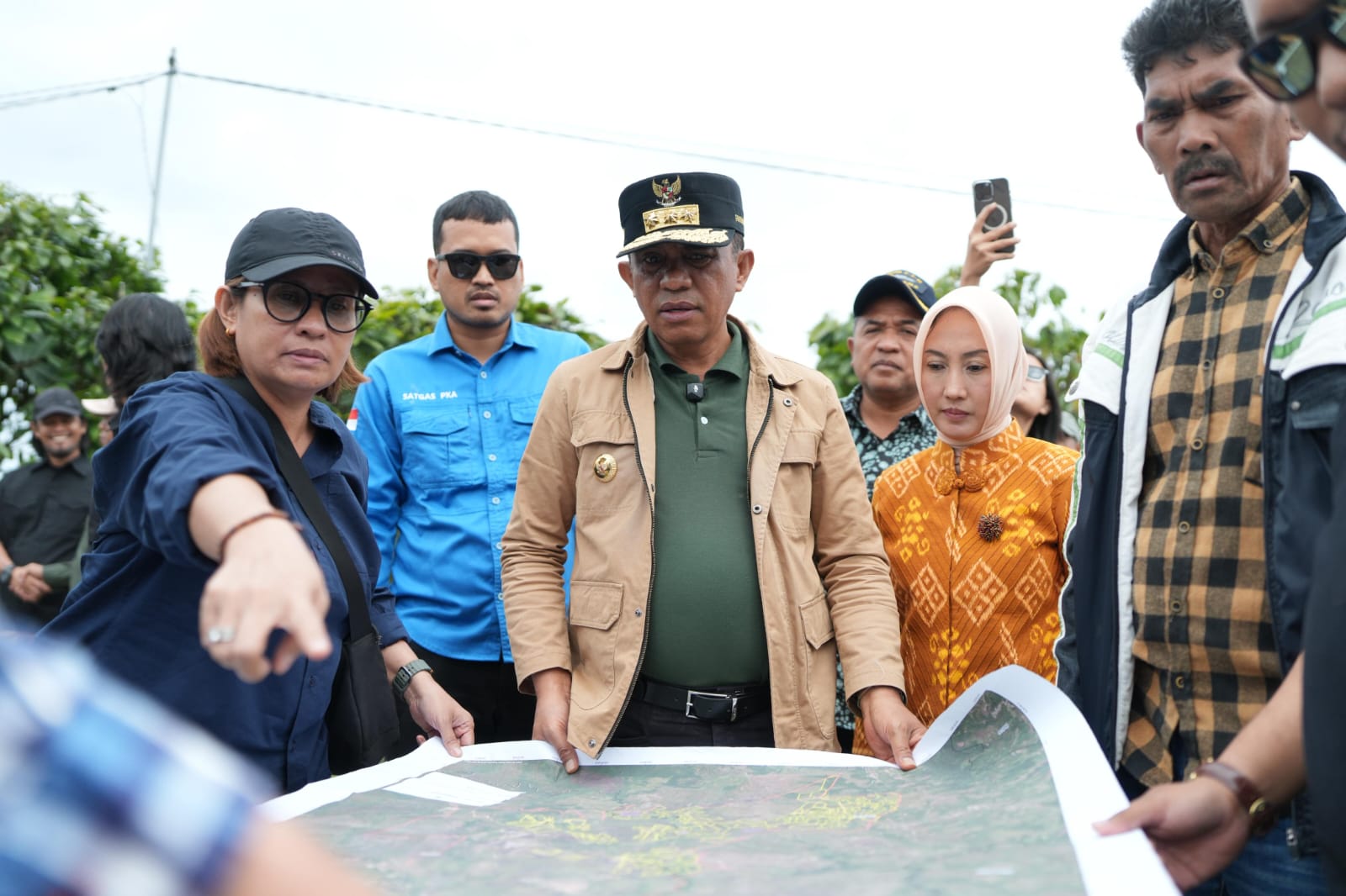 Para perwakilan desa mengeluhkan perampasan tanah warga oleh Bank Tanah yang menyebabkan banyak petani kehilangan kebun dan lahan garapan