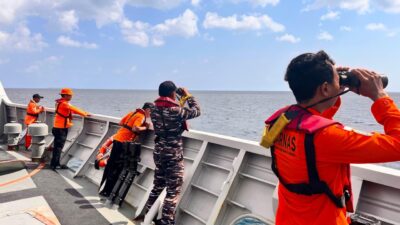 TNI AL Kodaeral VI KRI Marlin-877 Evakuasi dan Pencarian Korban KLM Nurul Salsa 01 di Perairan Kabupaten Kepulauan Selayar-Sulsel
